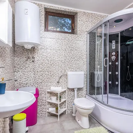 Apartment Gorgeous In Krk With Kitchen *