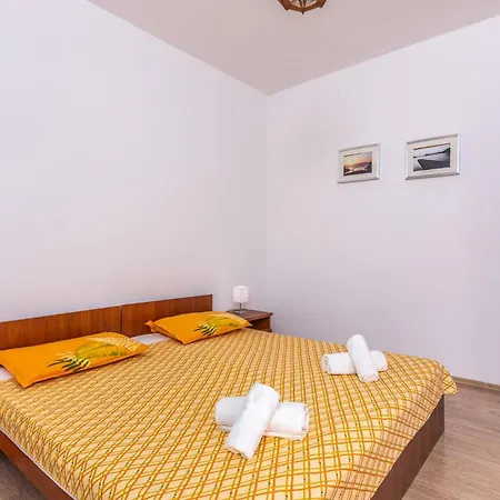Apartment Gorgeous In Krk With Kitchen *
